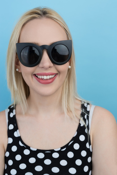Young woman in sunglasses - Foto, Imagen
