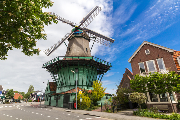 Molinos de viento tradicionales holandeses en Zaanse Schans, Amsterdam
 - Foto, Imagen