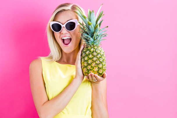 young woman holding pineapple  - Φωτογραφία, εικόνα