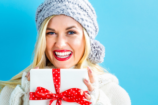Young woman holding Christmas gift - Foto, afbeelding