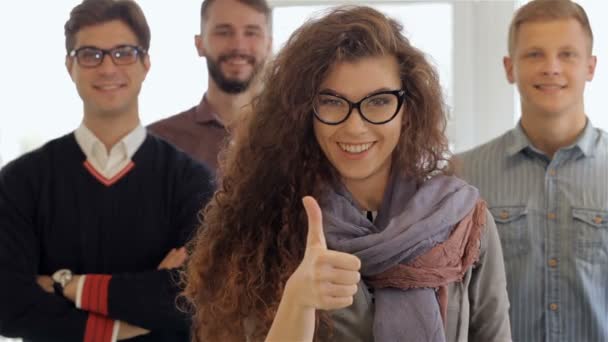 Vrouw toont haar duim omhoog voor drie mannen op kantoor - Video