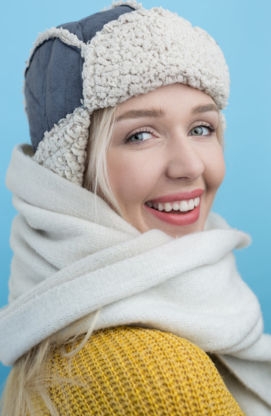 woman in a woolly winter hat with earflaps - Foto, Bild