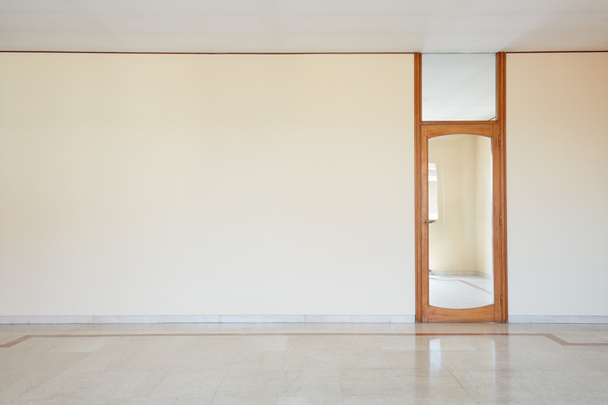 Lege kamer met marmeren vloer en glazen deur - Foto, afbeelding