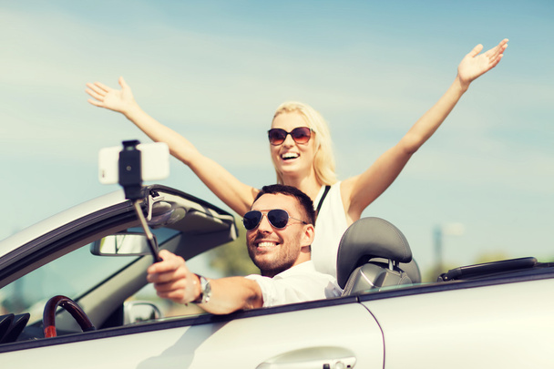 happy couple in car taking selfie with smartphone - Valokuva, kuva