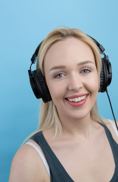 Young woman with headphones - Zdjęcie, obraz
