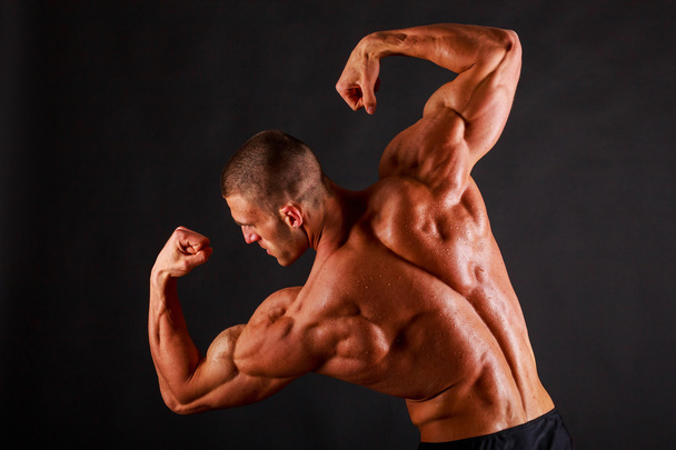 Knappe macht atletische jonge man met grote lichaamsbouw - Foto, afbeelding