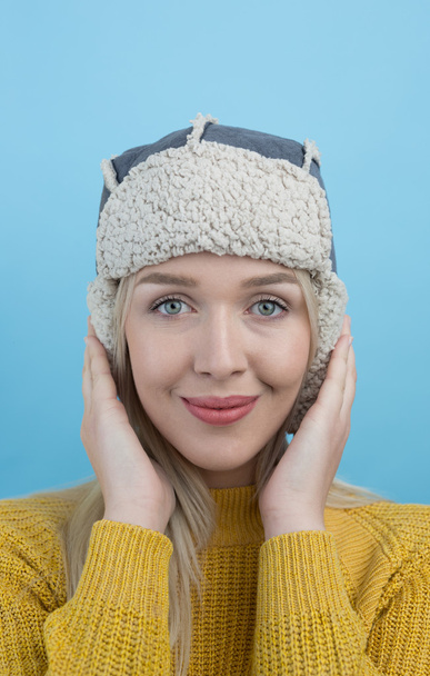 woman in a woolly winter hat with earflaps - Foto, Imagem