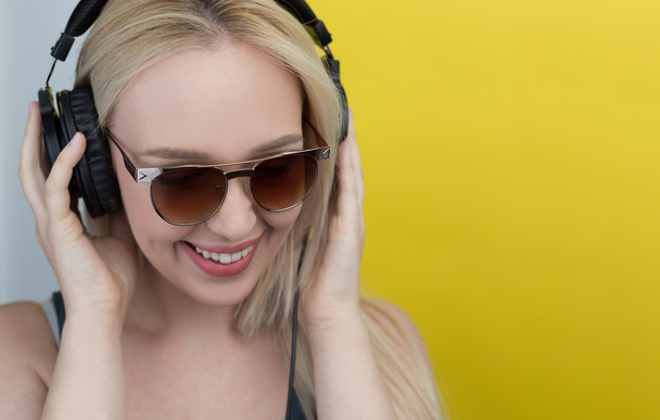 Young woman with headphones - Foto, immagini