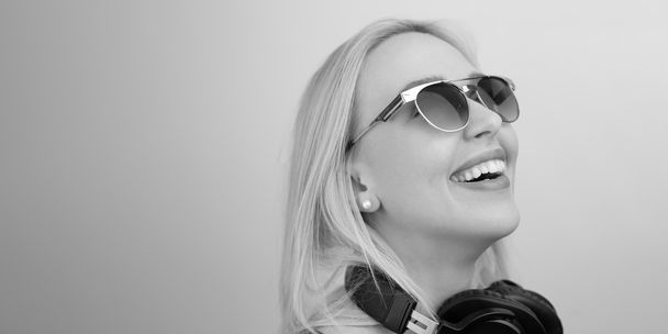 Mujer joven con auriculares - Foto, Imagen