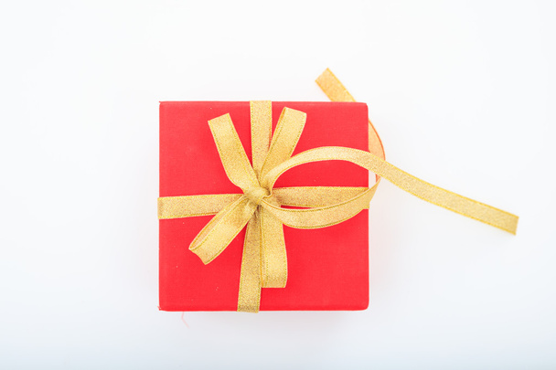 коробка подарка на белом фоне - Фото, изображение