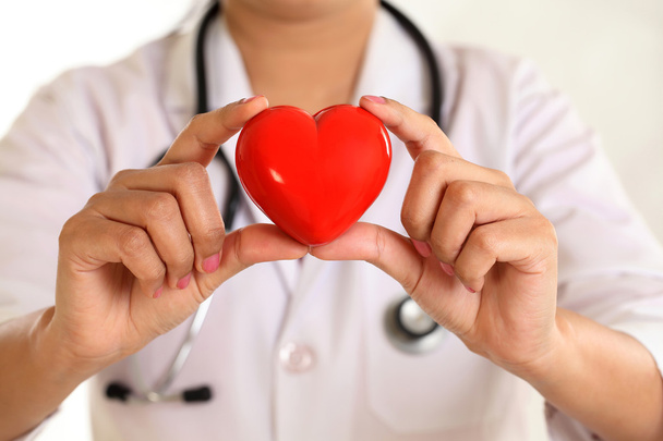 Femme médecin mains tenant une belle forme de coeur rouge
 - Photo, image