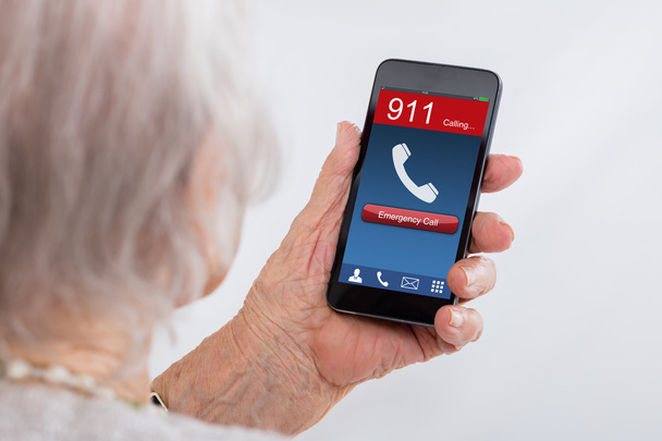 Senior Woman Dialing Emergency Call - Foto, immagini