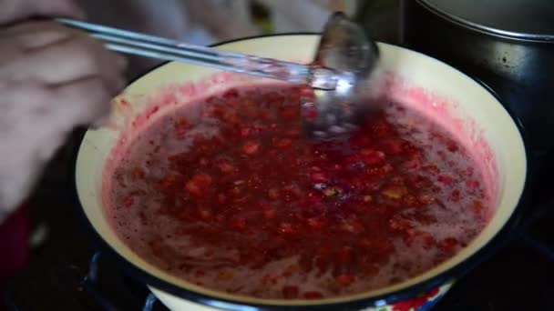 Housewife takes foam from strawberry jam - Πλάνα, βίντεο