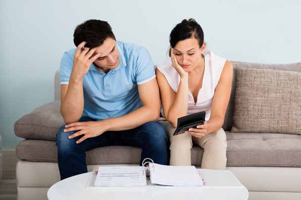 Unhappy Couple Calculating Bills - Foto, Bild