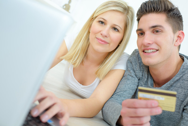 couple using credit card to make online purchases - Foto, immagini