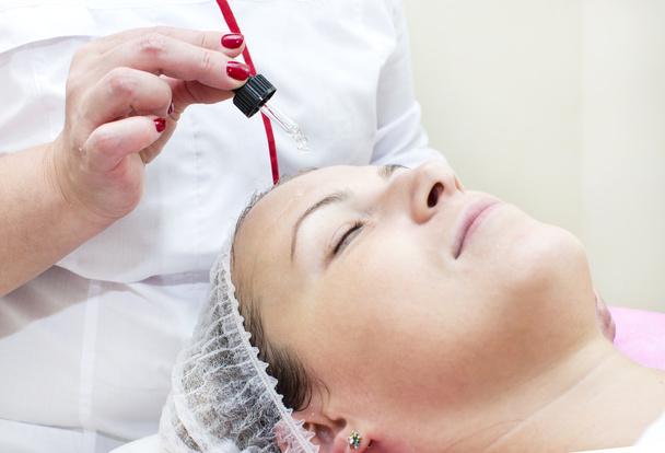 proceso de masaje y tratamientos faciales en el salón de belleza
 - Foto, Imagen
