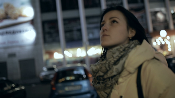 Mujer caminando en la ciudad por la noche
 - Metraje, vídeo