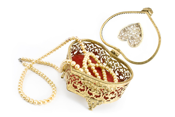 gouden sieraden doos met parel ketting - Foto, afbeelding