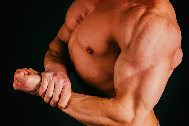 Parte del corpo maschile muscolare
 - Foto, immagini