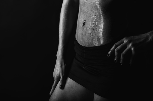Siyah üzerine poz fitness kız - Fotoğraf, Görsel