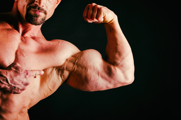 Здоровий культурист м'язів на чорному тлі
 - Фото, зображення