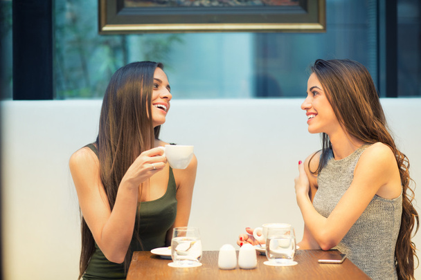 Két barátnő beszélget kávézó - Fotó, kép