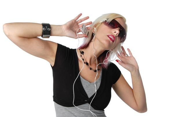 ξανθιά να ακούτε μουσική στο ένα i-pod - Φωτογραφία, εικόνα