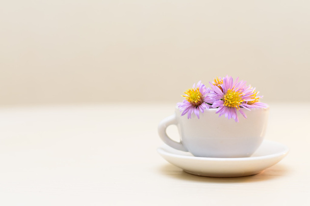 a small bowl of autumn flowers - Zdjęcie, obraz