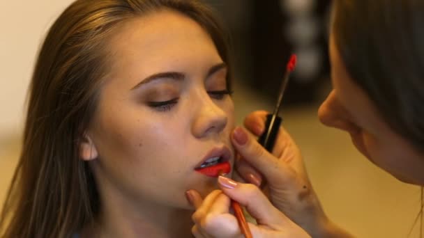 Maquillaje artista hace modelos labios maquillaje
 - Metraje, vídeo