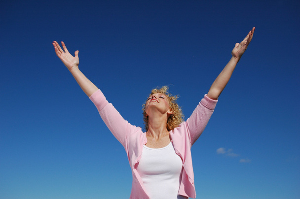 Woman with her arms wide open - Photo, Image