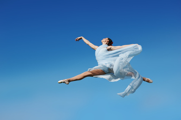 tanečnice jumpimp proti modré obloze - Fotografie, Obrázek