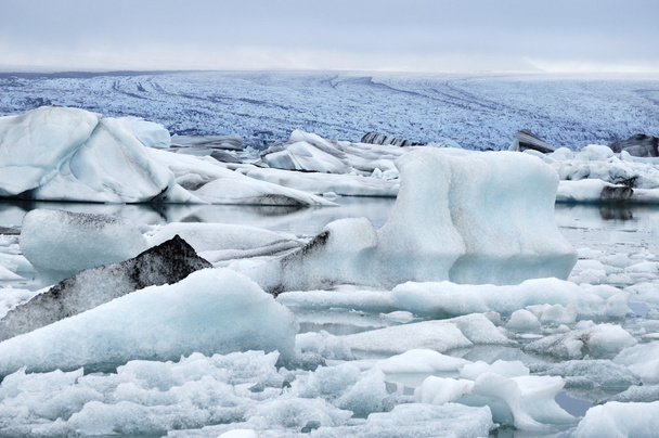 smeltende ijsbergen in jokulsarlon lagune. - Foto, afbeelding