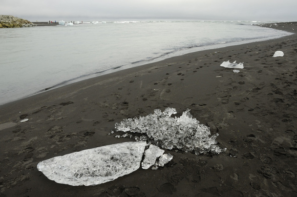 Schmelzendes Eis am Strand von jokulsarlon. - Foto, Bild