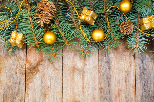 Noel ağacı dalları koniler, hediyeler ve oyuncaklar üzerinde beyaz bir ba - Fotoğraf, Görsel