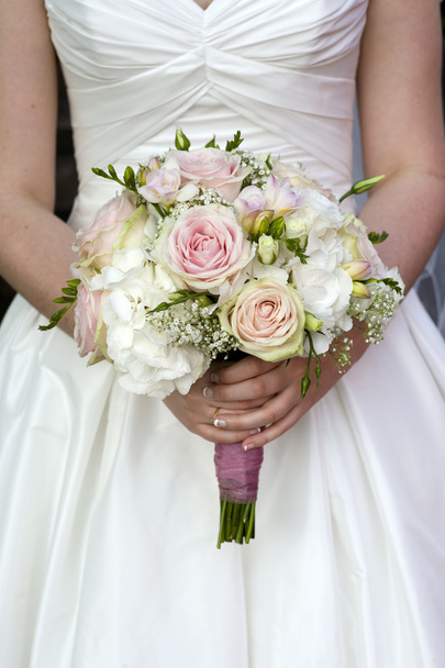 νύφη εκμετάλλευση μια ανθοδέσμη των λουλουδιών του γάμου - Φωτογραφία, εικόνα