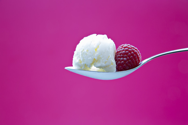 金属クロムめっきスプーンとラズベリーのアイスクリーム - 写真・画像