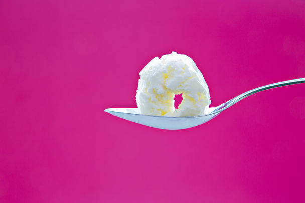 Icecream su cucchiaio in metallo cromato su sfondo
 - Foto, immagini