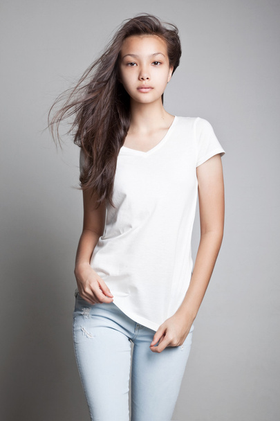 Adolescent portant un jean et un t-shirt
 - Photo, image