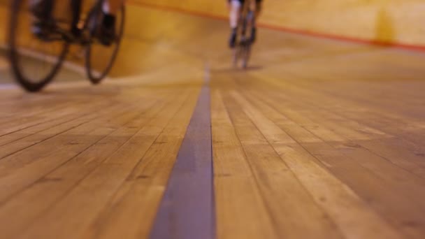 concurrerende fietsers op track racing - Video