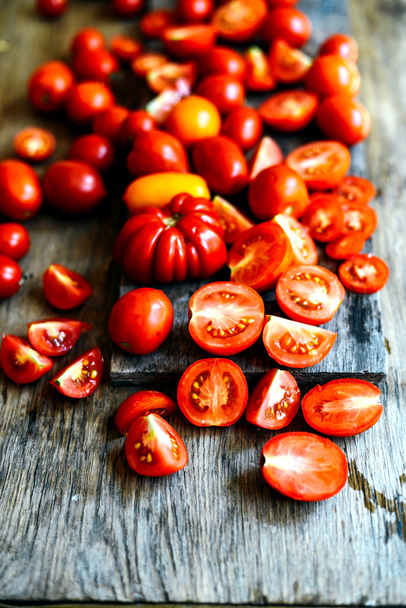 Tomate sobre mesa de madera. Tomates rojos recién recogidos. Variación o
 - Foto, imagen