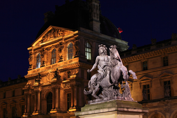 nocny widok pałacu Luwru i piramidy, Paryż, Francja - Zdjęcie, obraz