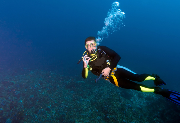 Mergulhador, mostrando sinal ok
 - Foto, Imagem