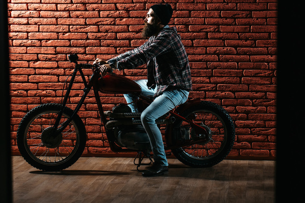 бородатый байкер на мотоцикле
 - Фото, изображение