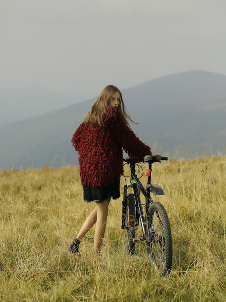 girl with bike on mountain - Photo, Image