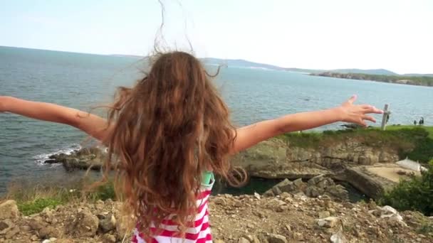 Mooi meisje op de rotsachtige kust van de Middellandse Zee. - Video