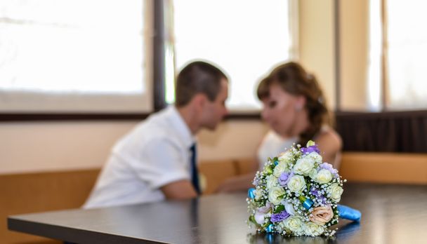 Focus selettivo del bouquet da sposa sul tavolo in legno
 - Foto, immagini