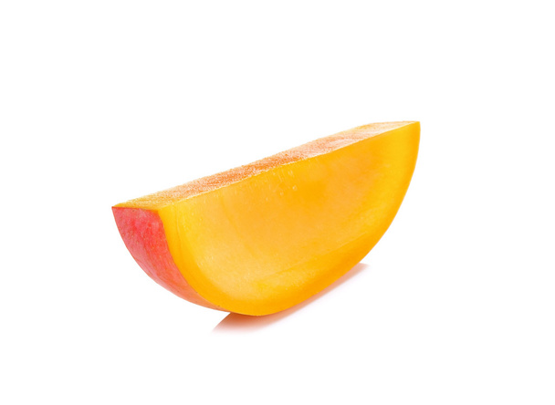 Szelet érett mangó elszigetelt fehér background - Fotó, kép