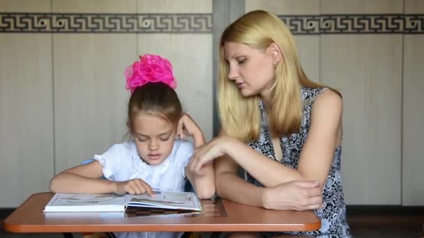 La niña estaba asustada de que leyeran en el texto del libro, haciendo con su madre
 - Metraje, vídeo