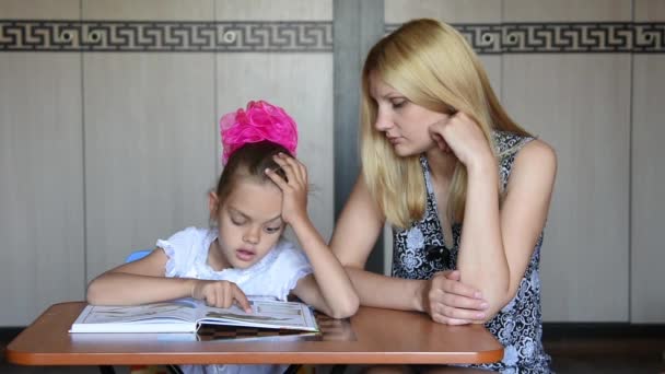 Komik şişkin gözler bir yorgun birinci sınıf öğrencisi anne gözetimi altında Abc metni okur - Video, Çekim