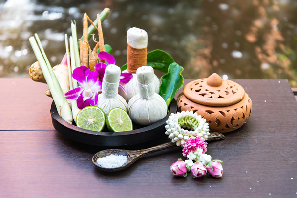 Balones de masaje spa comprimir, bola de hierbas en la madera con los tratados de spa, Tailandia, seleccione el enfoque
  - Foto, imagen